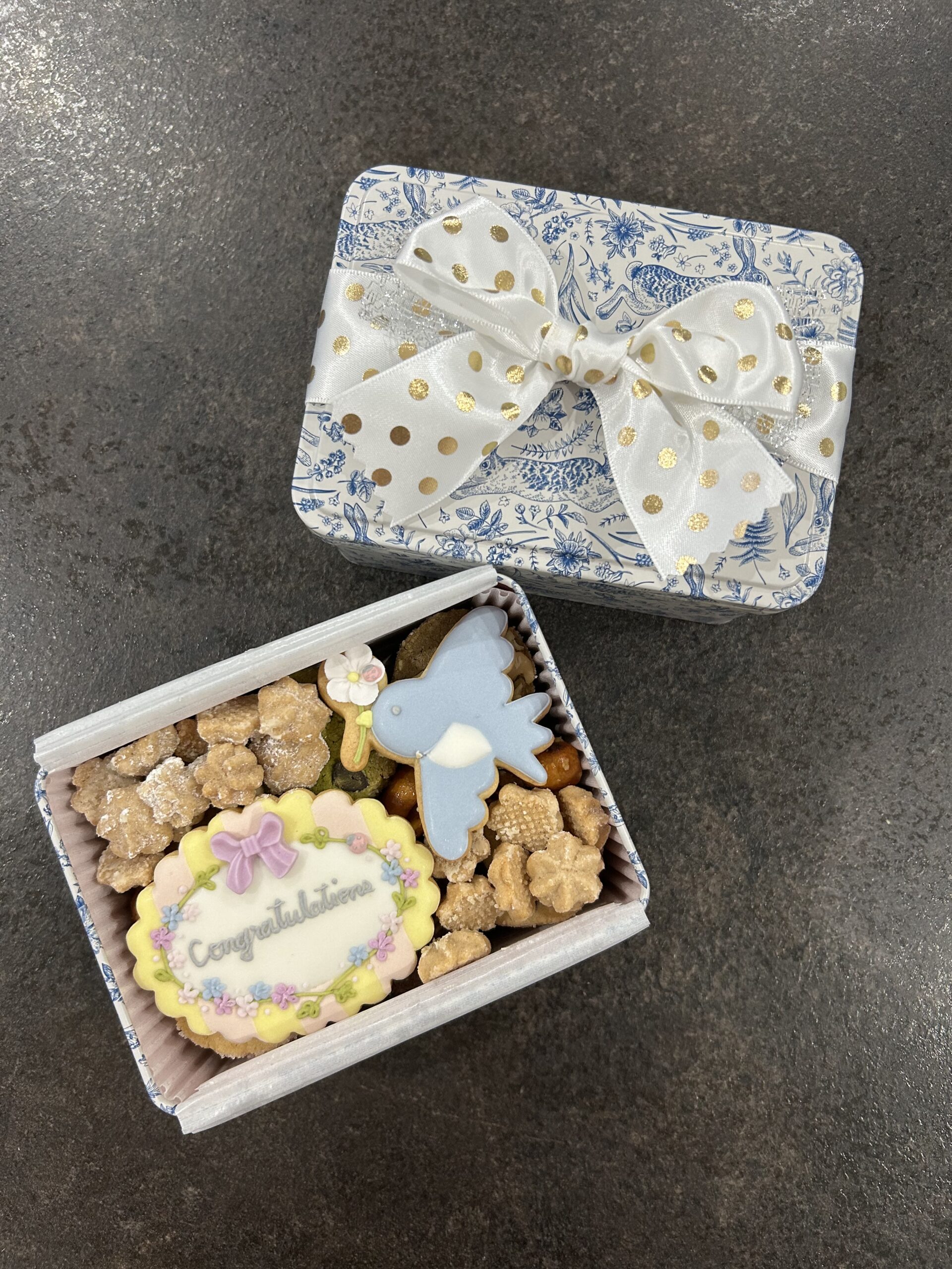 おめでとうのクッキー缶